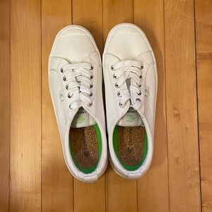 Cariuma Low Top Off-White Canvas Sneakers